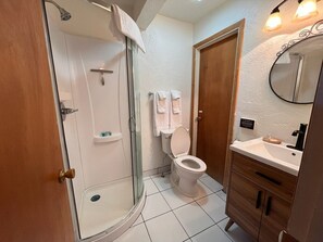 Comfort Double Room, 2 Queen Beds, Non Smoking, Mountain View | Bathroom | Combined shower/tub, free toiletries, hair dryer, towels - The Spruce Lodge (South Fork)