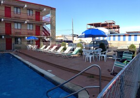 Una piscina al aire libre de temporada