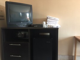 Quarto standard, 1 cama King, para não fumantes, vista para a piscina | TV