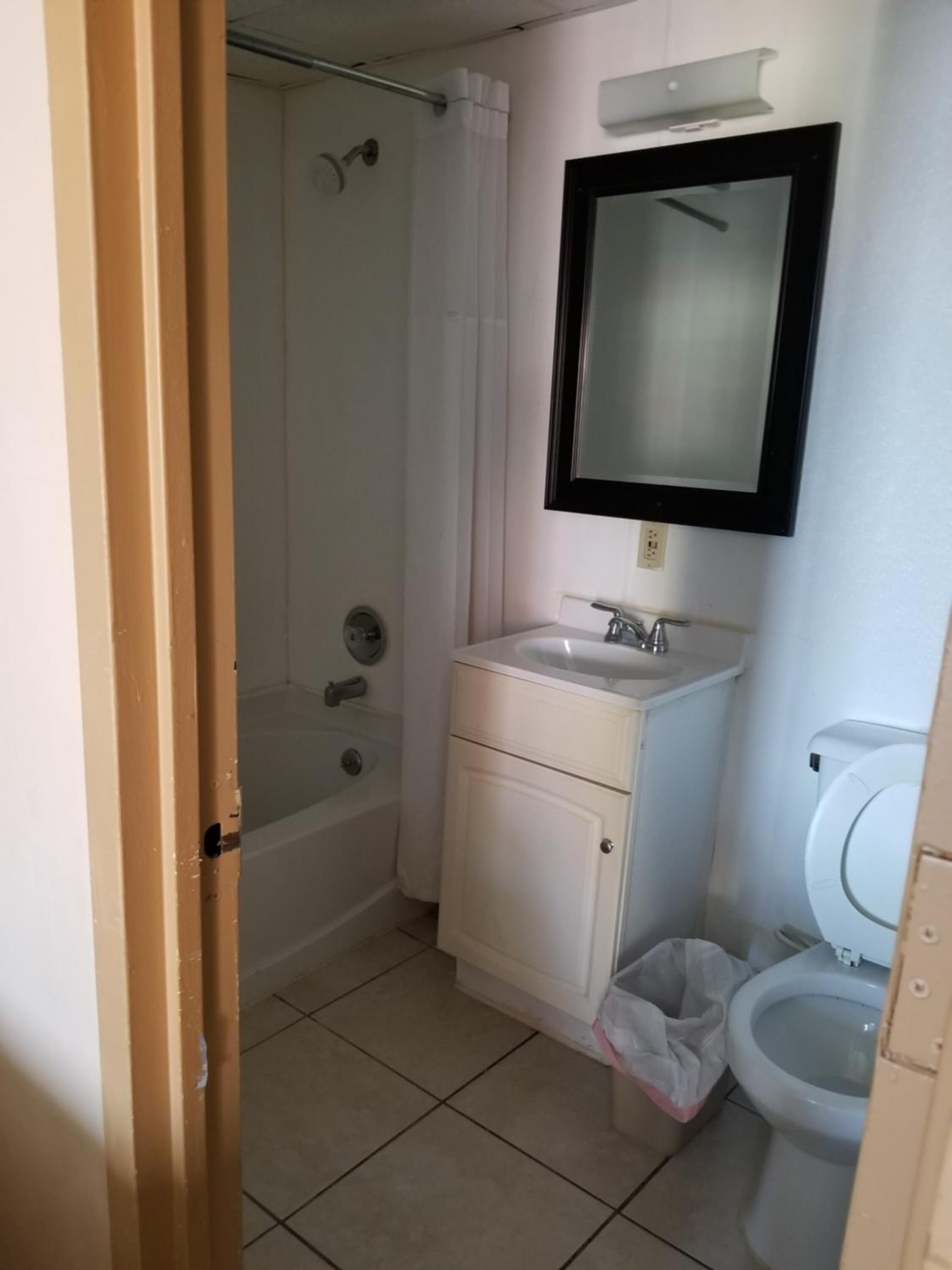 Tina, amenidades de baño gratuitas, secadora de cabello, toallas 