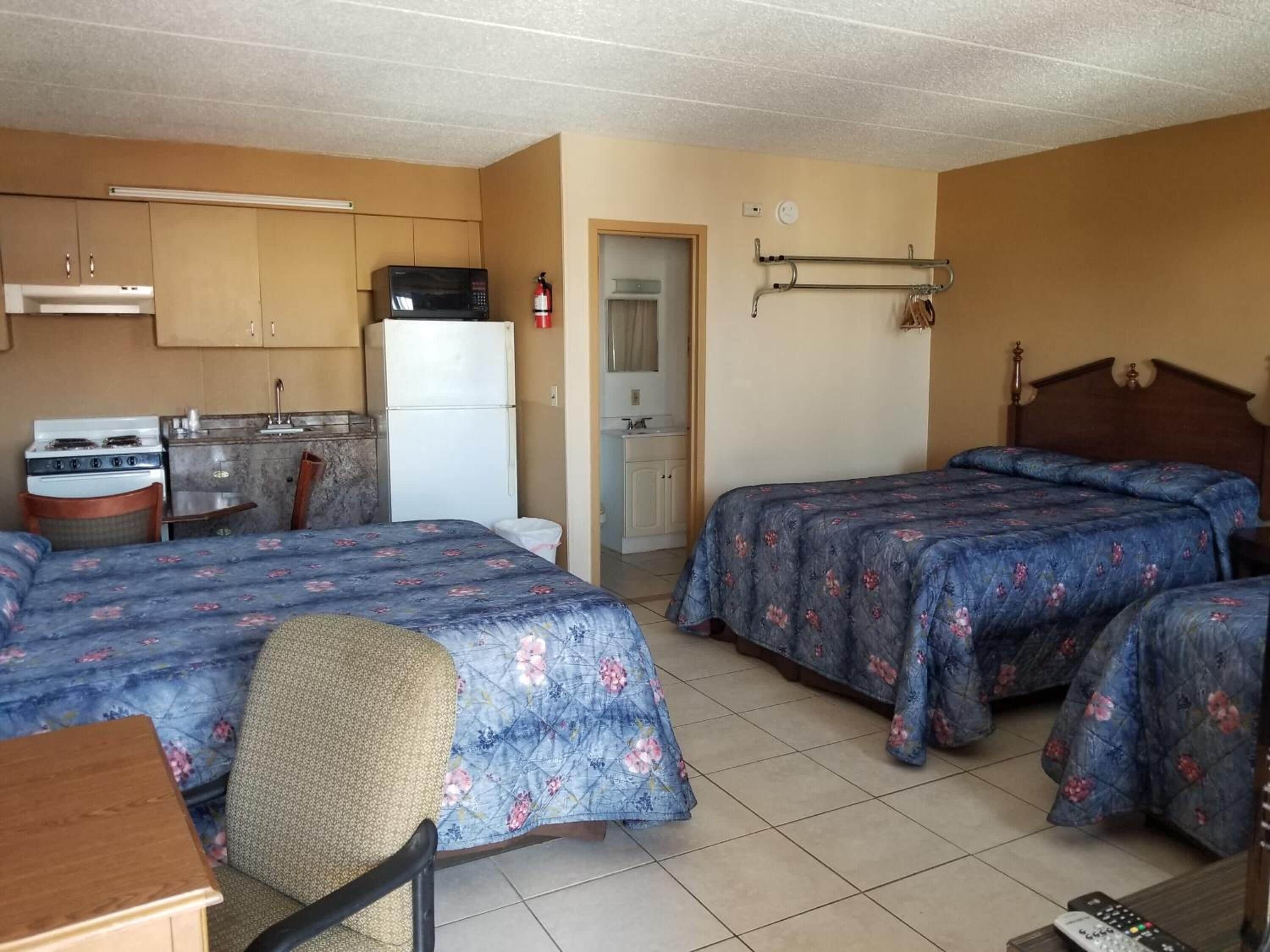1 dormitorio, escritorio, cortinas opacas