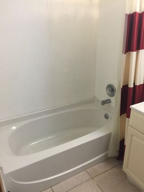 Bathtub, free toiletries, hair dryer, towels - Cloud 9 Inn (Seaside Heights)