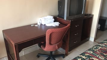 Phòng Tiêu chuẩn, 1 giường cỡ king, không hút thuốc, quang cảnh hồ bơi | 1 phòng ngủ, bàn, màn/rèm cản sáng, bàn ủi/dụng cụ ủi quần áo