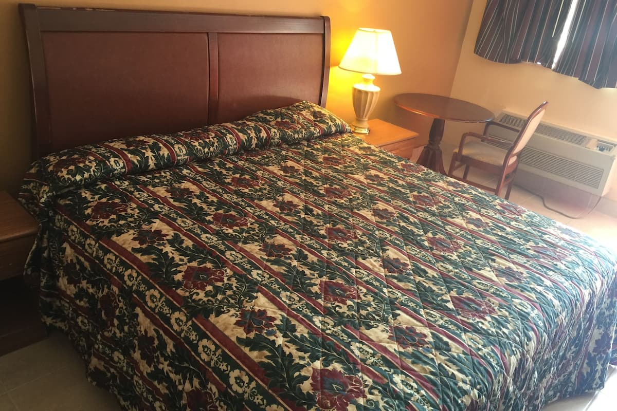 Standard Room, 1 King Bed, Non Smoking, Pool View | 1 bedroom, desk, blackout drapes, iron/ironing board