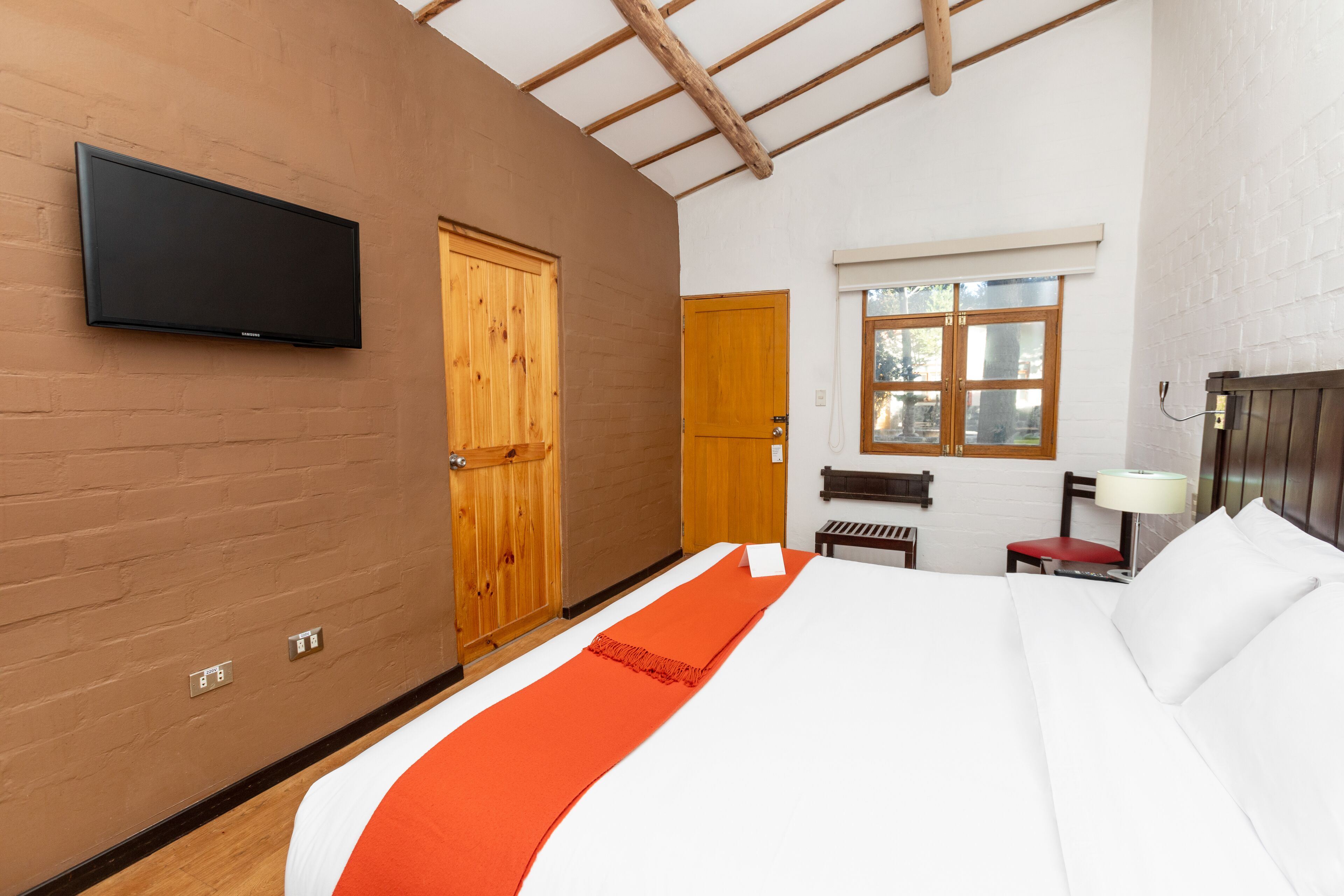 traditional room, 1 queen bed | 1 bedroom, in-room safe, bed sheets
