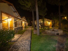 Fachada de la propiedad por la tarde o noche