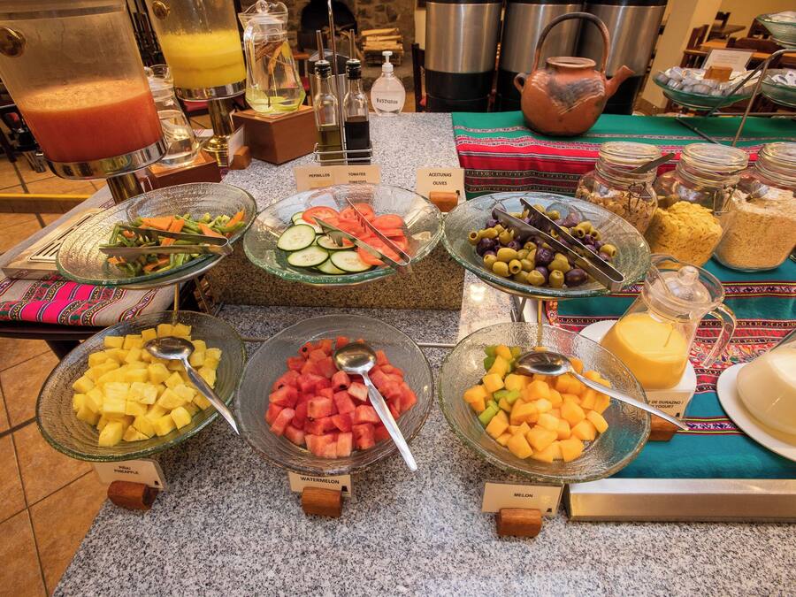 En buffé med ett varierat utbud av mat, inklusive frukt, grönsaker och olika tillbehör.