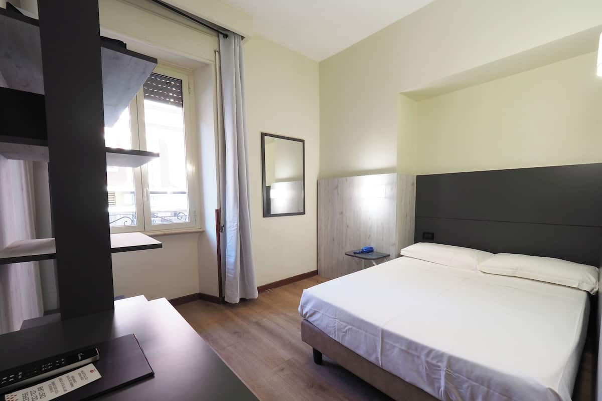 Allergitestade sängkläder, minibar och värdeförvaringsskåp på rummet