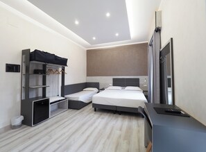 Triple Room | Hypo-allergenic bedding, minibar, in-room safe, desk - Hotel Osimar (Rome)