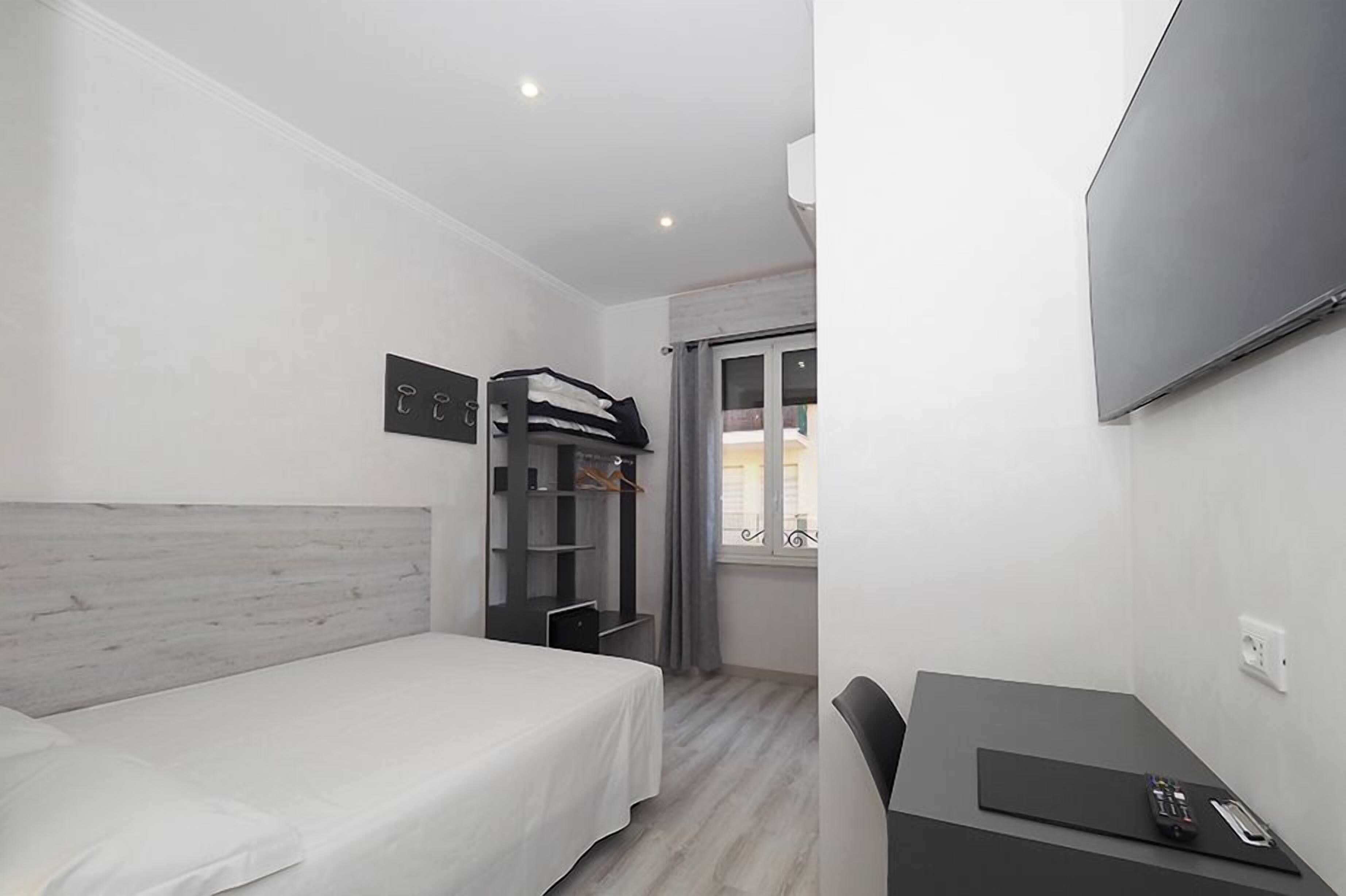 Allergikerbettwaren, Minibar, Zimmersafe, Schreibtisch