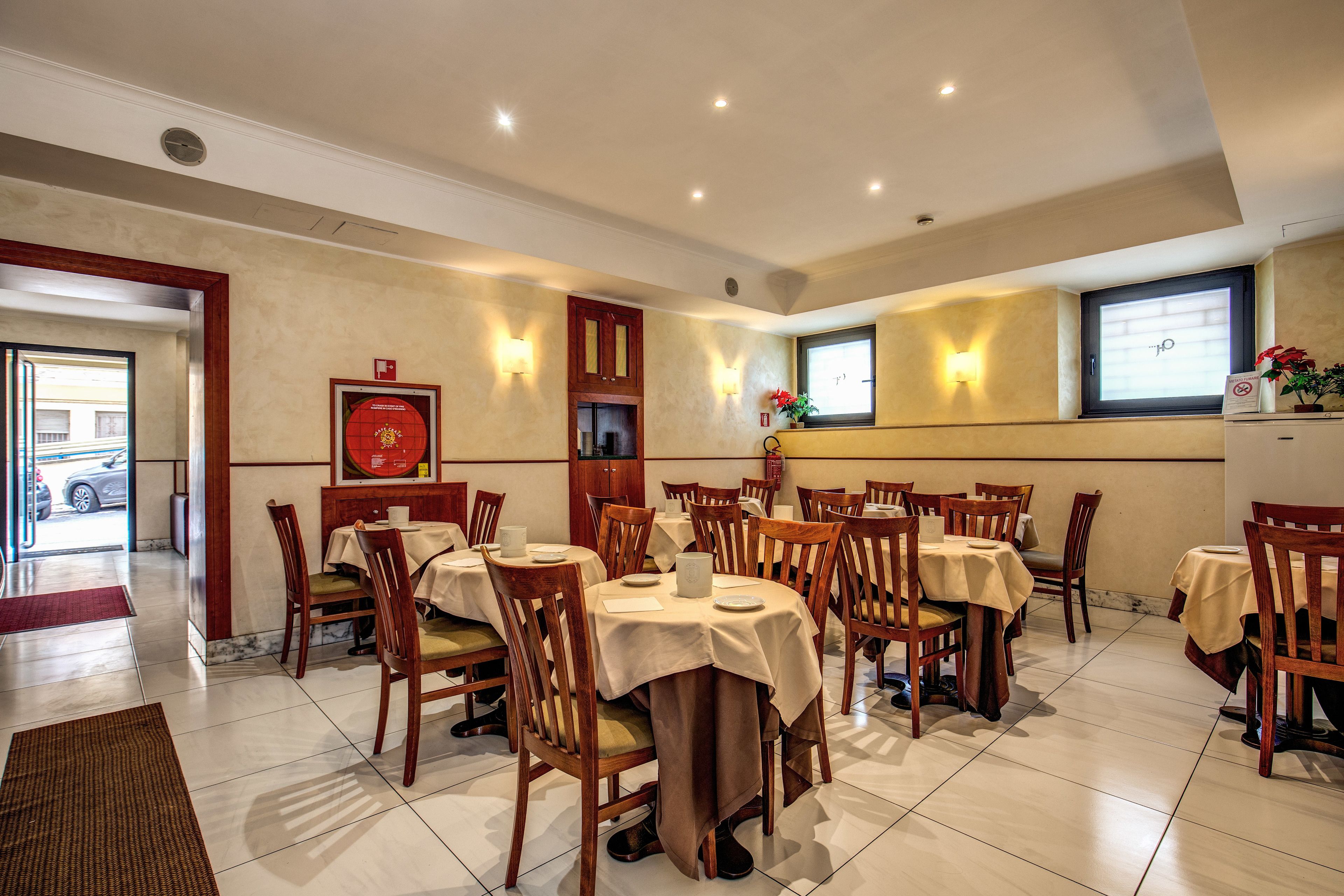 Petit déjeuner buffet (8 EUR par personne)