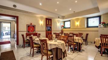 Petit déjeuner buffet (8 EUR par personne)