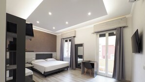 A modern hotel room with a large bed, a desk, and a TV. - Hotel Osimar (Rome)