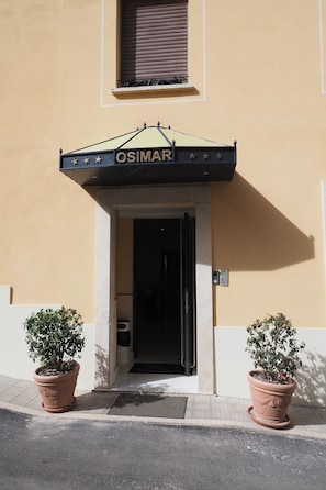 Front of property - Hotel Osimar (Rome)