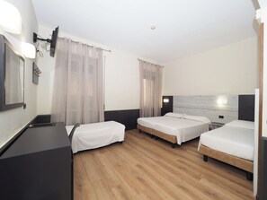 Quadruple Room | Hypo-allergenic bedding, minibar, in-room safe, desk - Hotel Osimar (Rome)