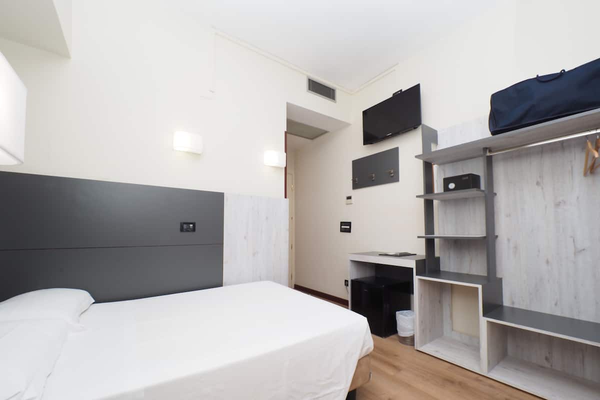Enkelrum | Allergitestade sängkläder, minibar och värdeförvaringsskåp på rummet