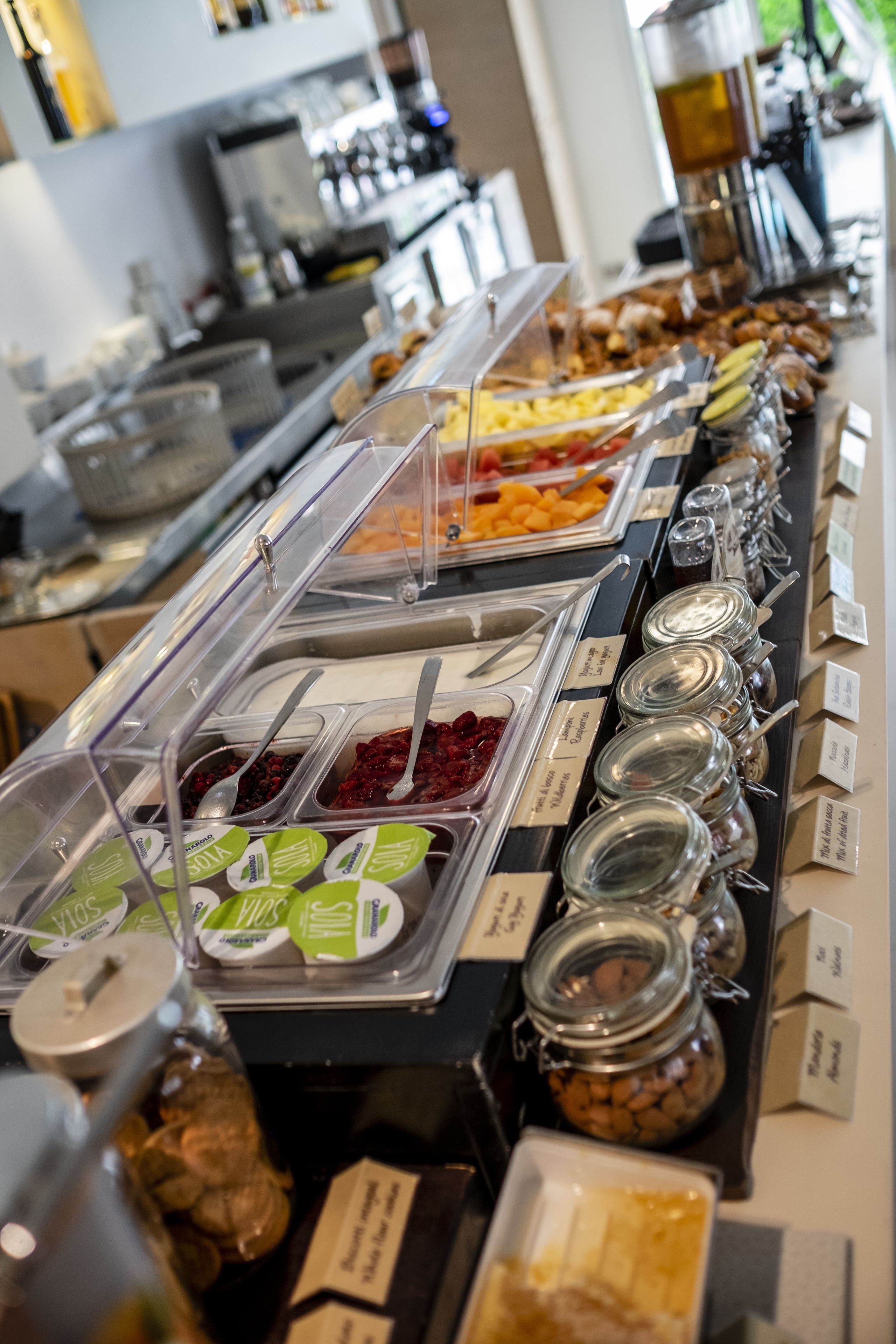 Un bufé con diversos alimentos y salsas.
