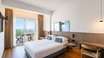 Doppia Superior, vista mare | Copriletto in piuma, minibar, una cassaforte in camera, una scrivania