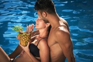 Piscine intérieure, piscine extérieure, parasols, chaises longues
