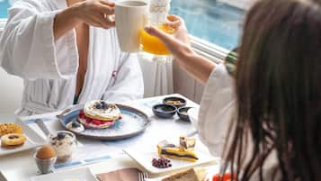 Tägliches großes Frühstück (15 EUR pro Person)