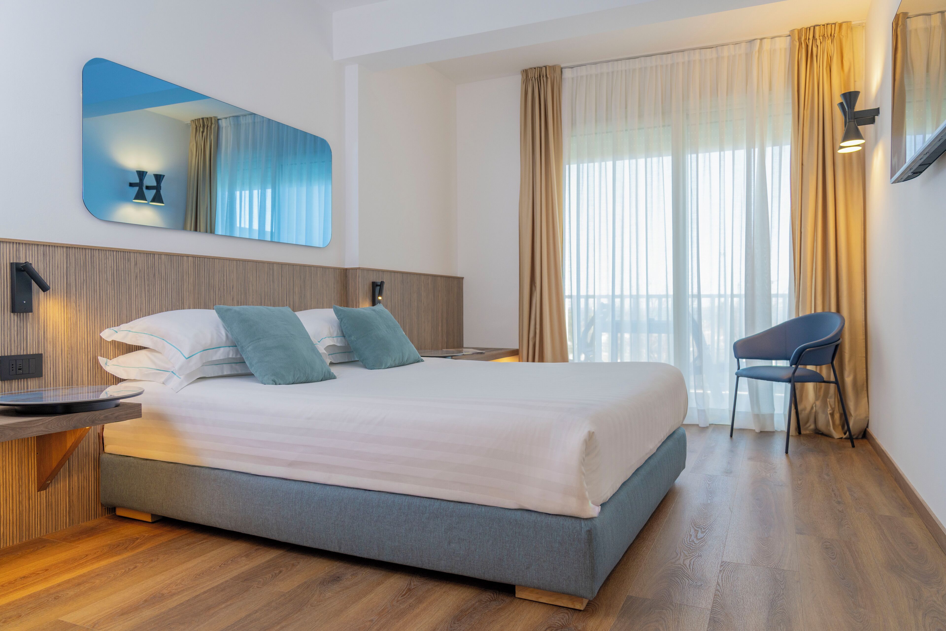 Superior Double Room, Sea View | Down comforters, minibar, in-room safe, desk