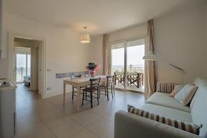 Suíte, sacada, vista para o mar | Edredons de pluma, frigobar, cofres nos quartos, escrivaninha