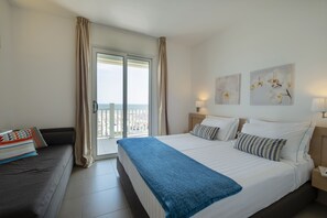 Suíte, sacada, vista para o mar | Edredons de pluma, frigobar, cofres nos quartos, escrivaninha