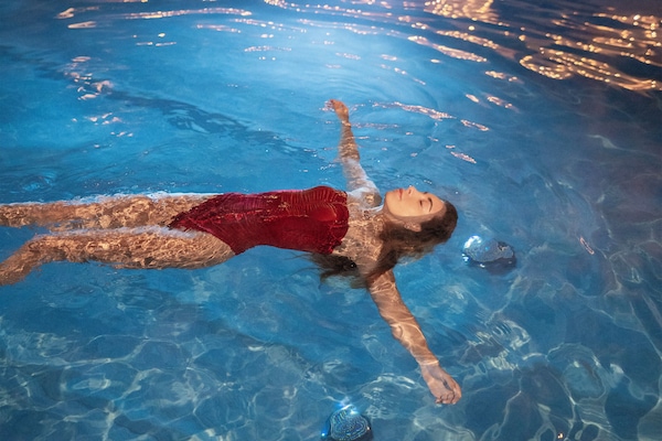 Piscina coperta, piscina all'aperto, lettini