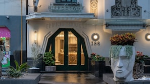 Un edificio con una entrada en arco verde, el número 188, y el nombre 'EDIFICIO TEHUACAN' sobre la puerta.