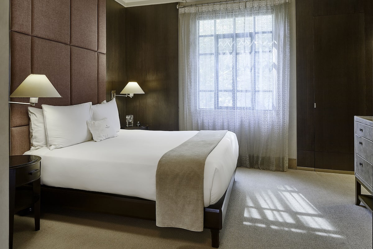 Deluxe kamer | Luxe beddengoed, een minibar, een kluis op de kamer, een bureau
