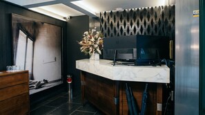 Een moderne keuken met een marmeren aanrechtblad, een ingebouwde oven en een decoratief wandpaneel.