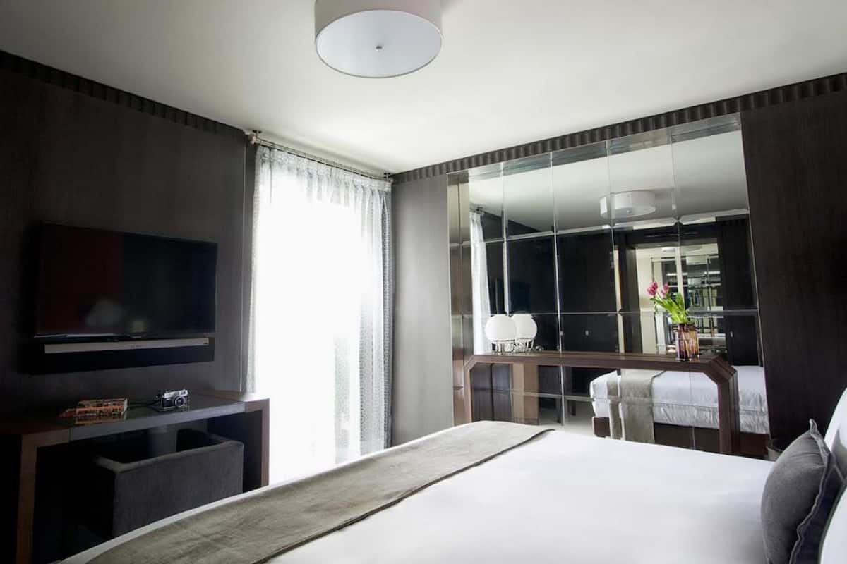 Executive suite | Luxe beddengoed, een minibar, een kluis op de kamer, een bureau