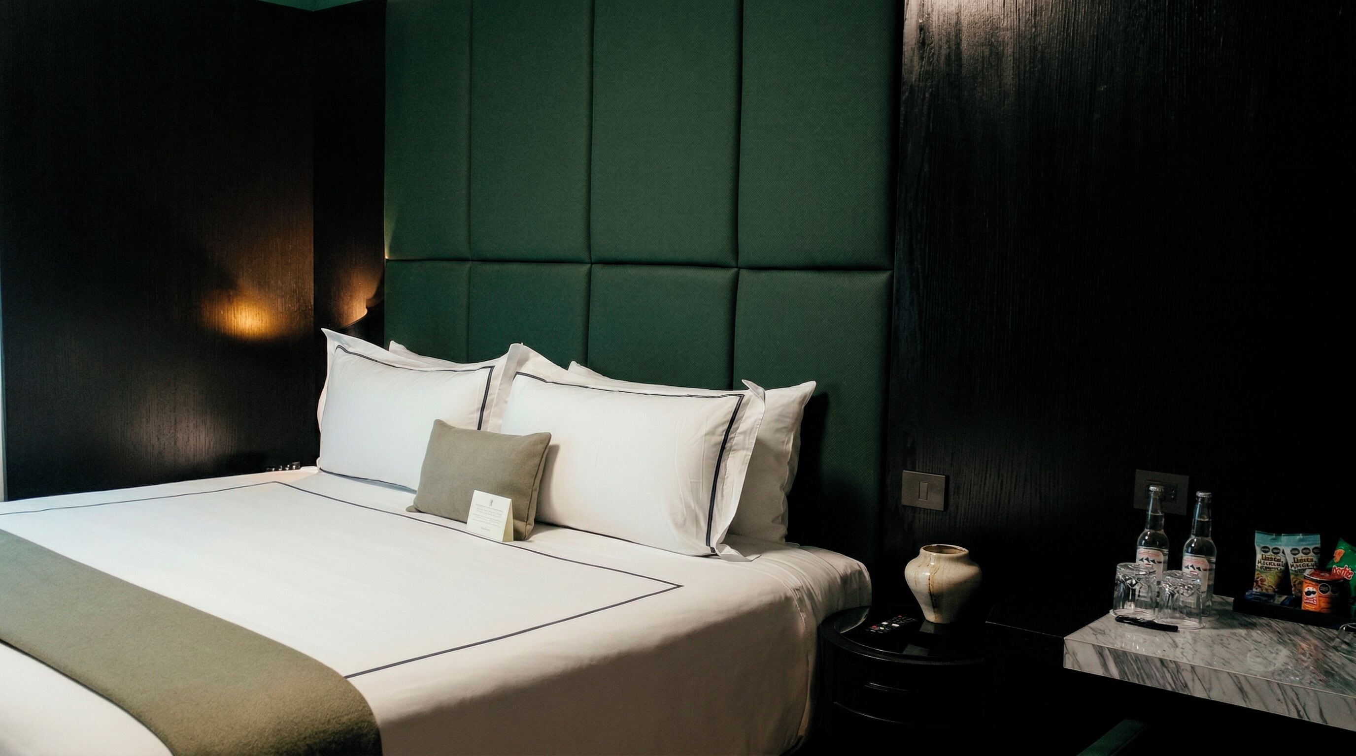 Deluxe kamer | Luxe beddengoed, een minibar, een kluis op de kamer, een bureau