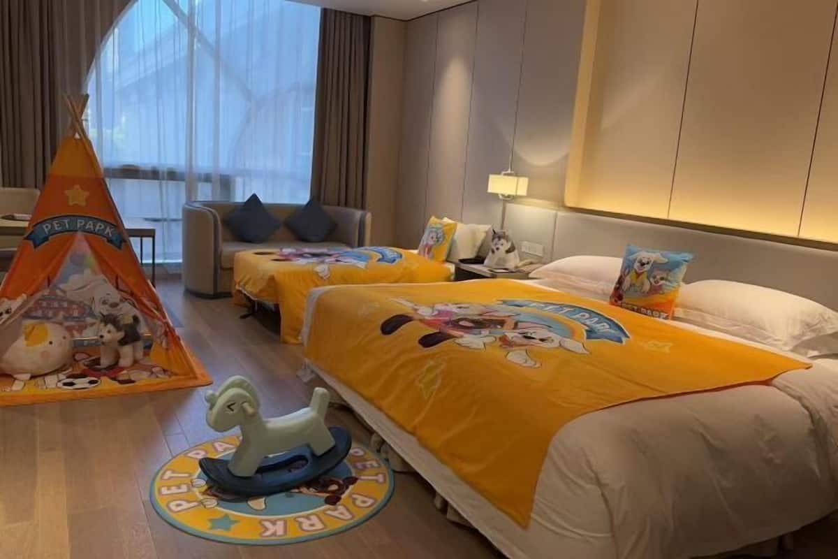 Een minibar, een kluis op de kamer