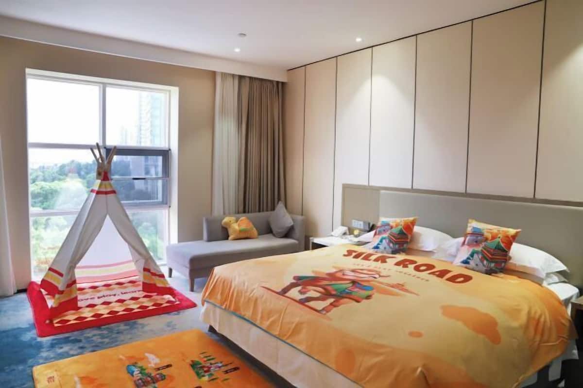 Een minibar, een kluis op de kamer