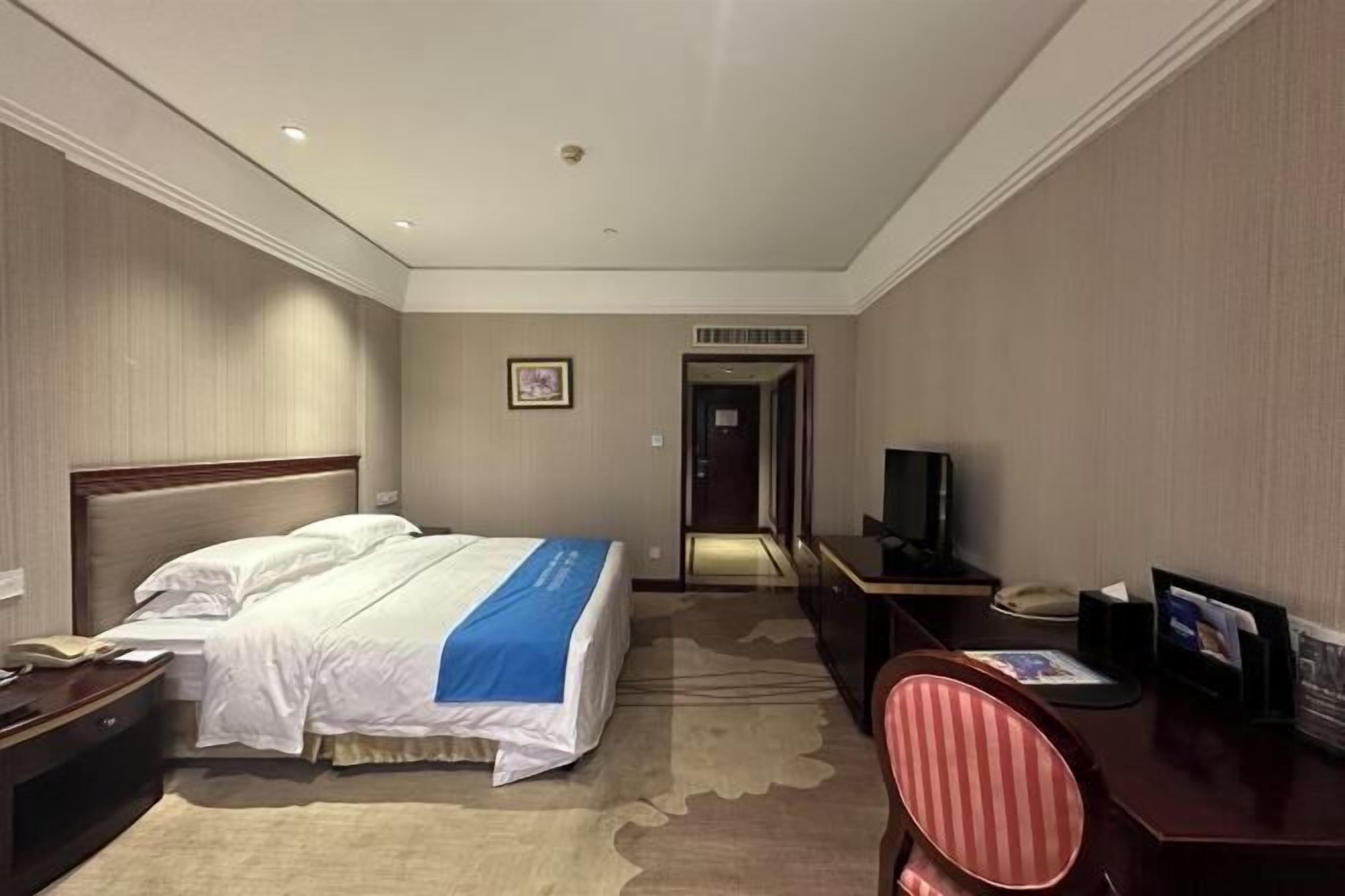 Minibar, in-room safe