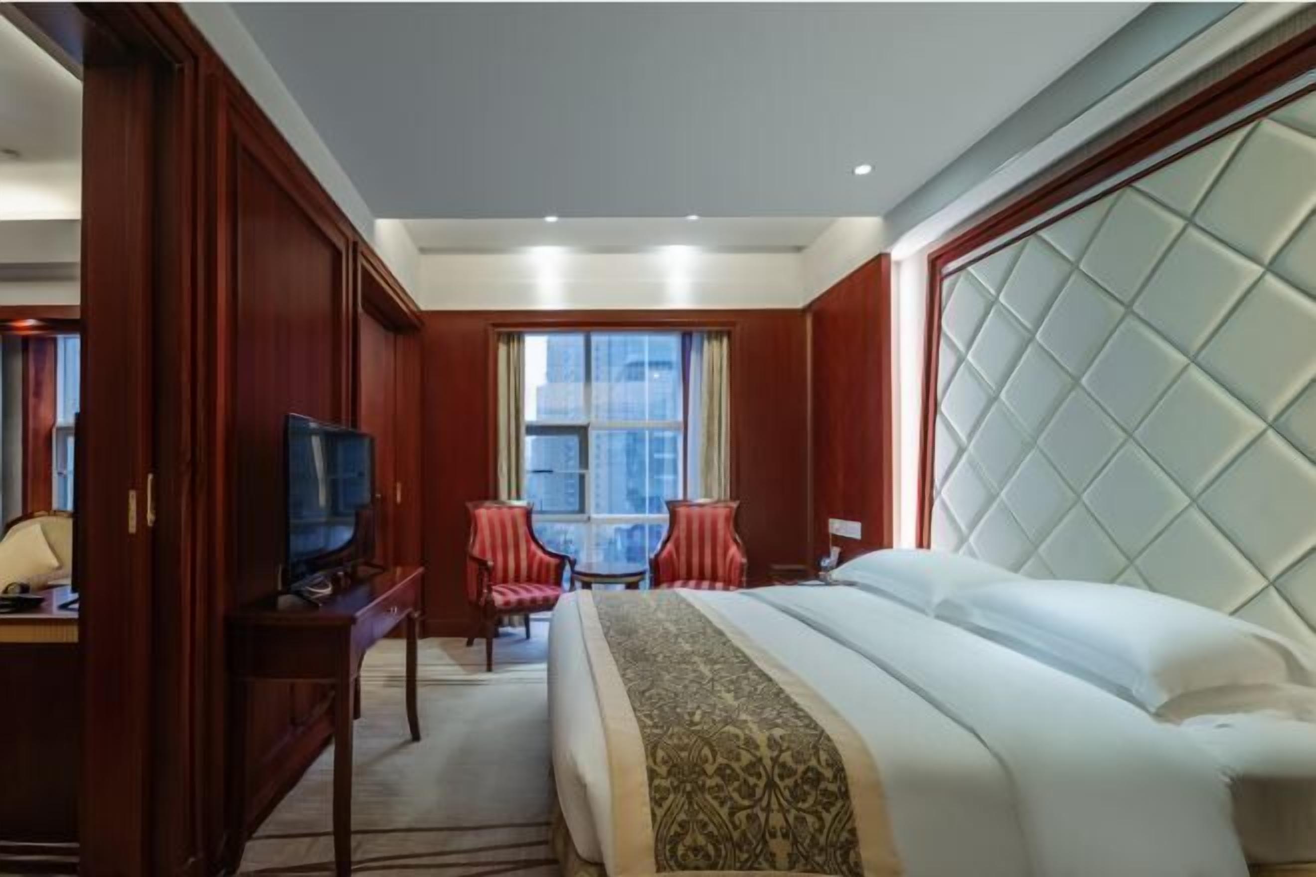 Minibar, in-room safe