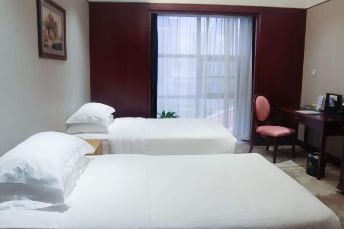 Een minibar, een kluis op de kamer