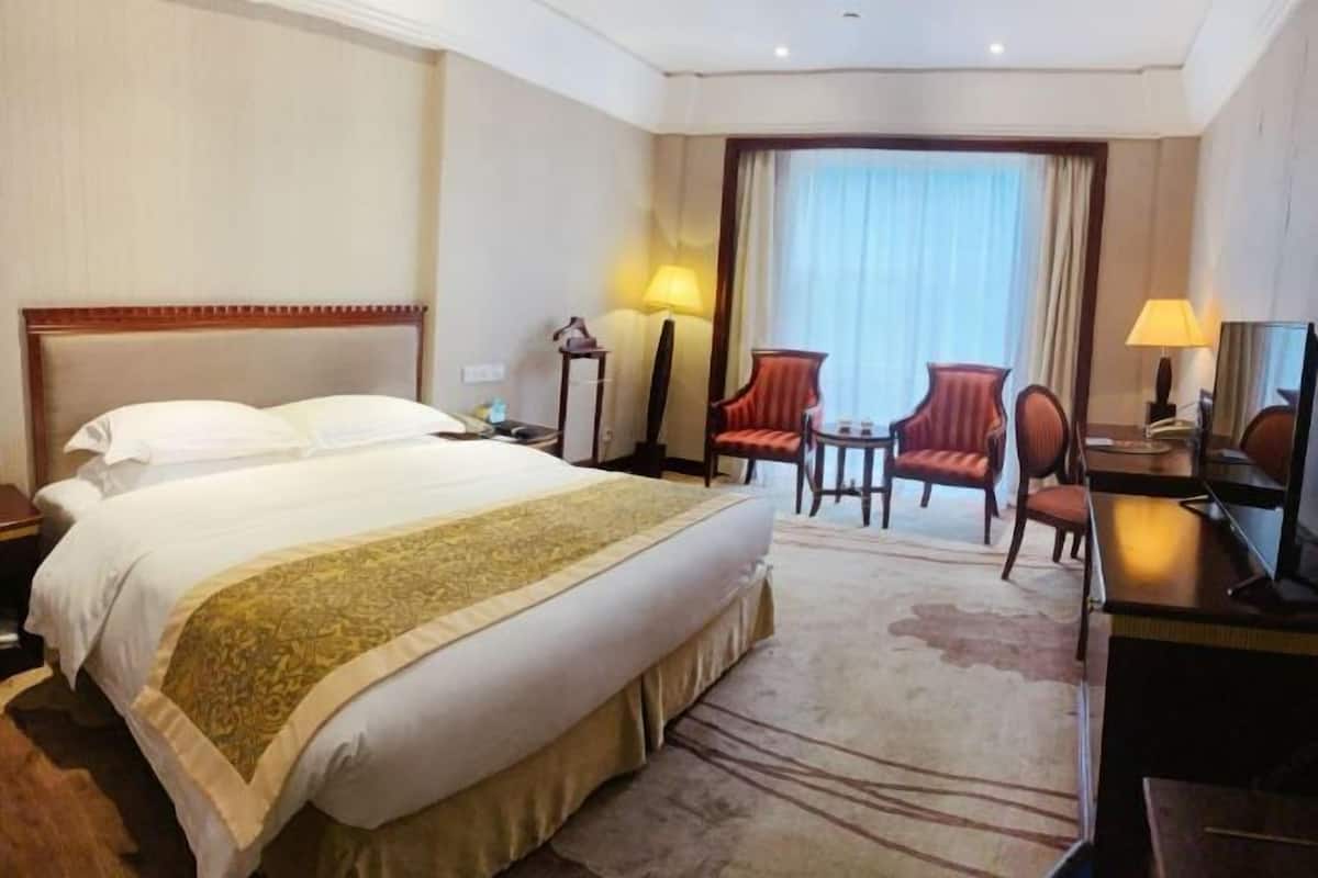 Een minibar, een kluis op de kamer