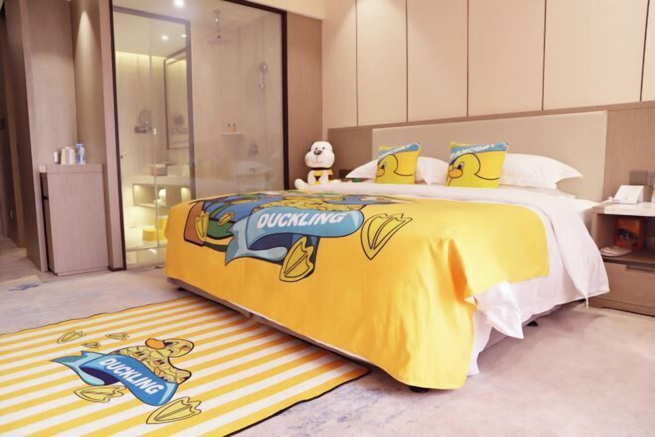 Minibar, in-room safe