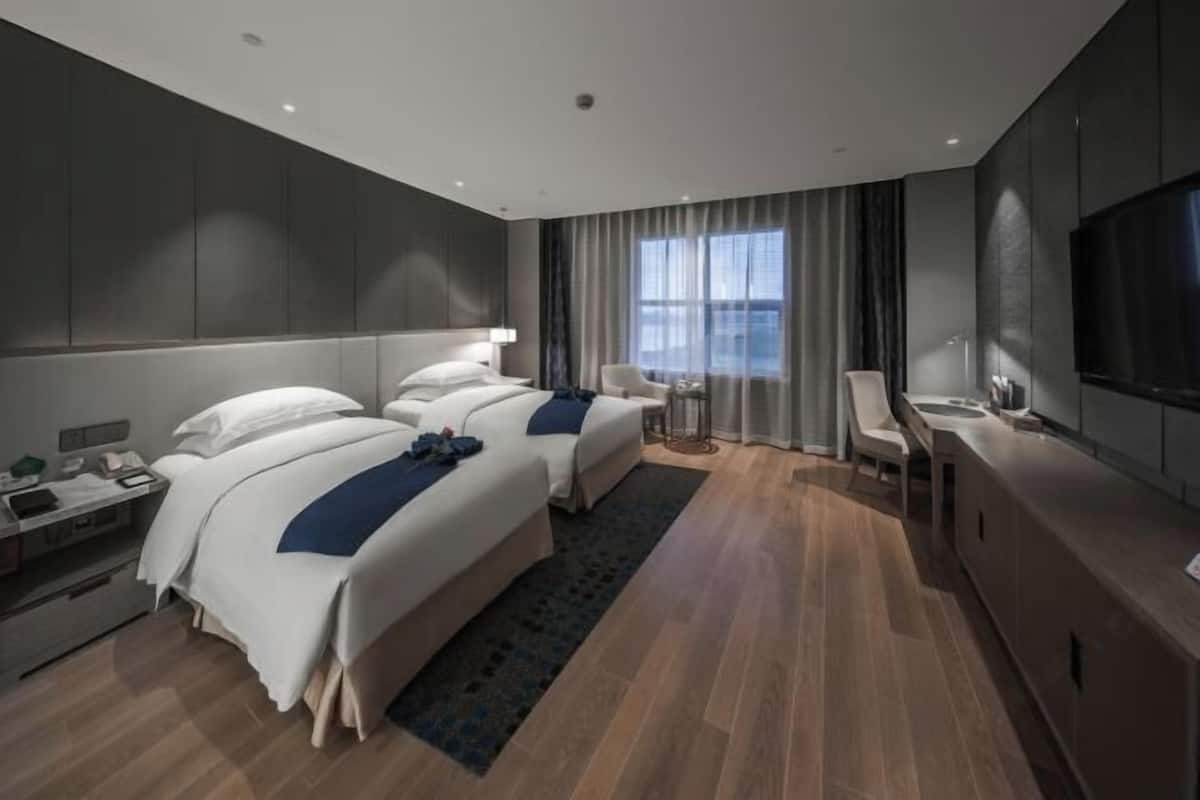 Een minibar, een kluis op de kamer