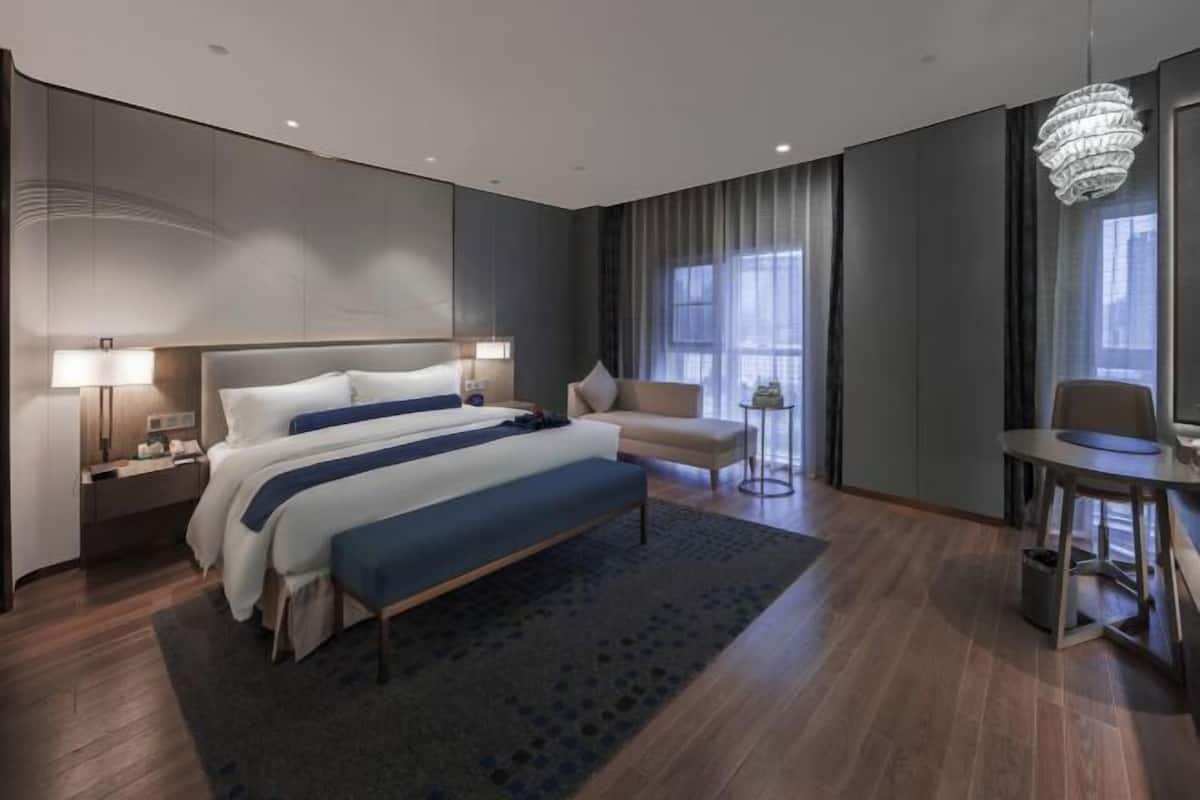 Een minibar, een kluis op de kamer