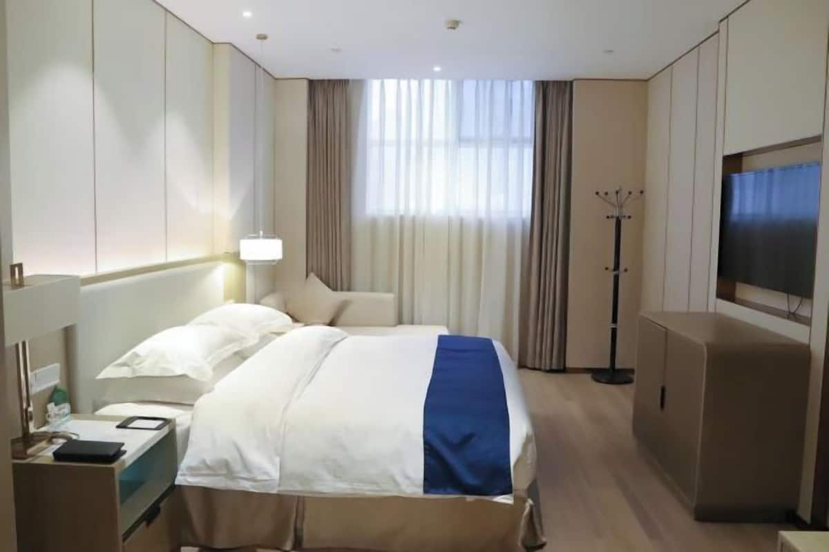 Een minibar, een kluis op de kamer