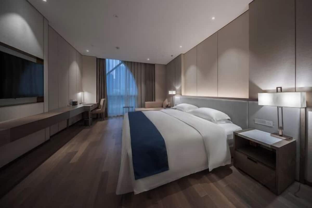 Een minibar, een kluis op de kamer