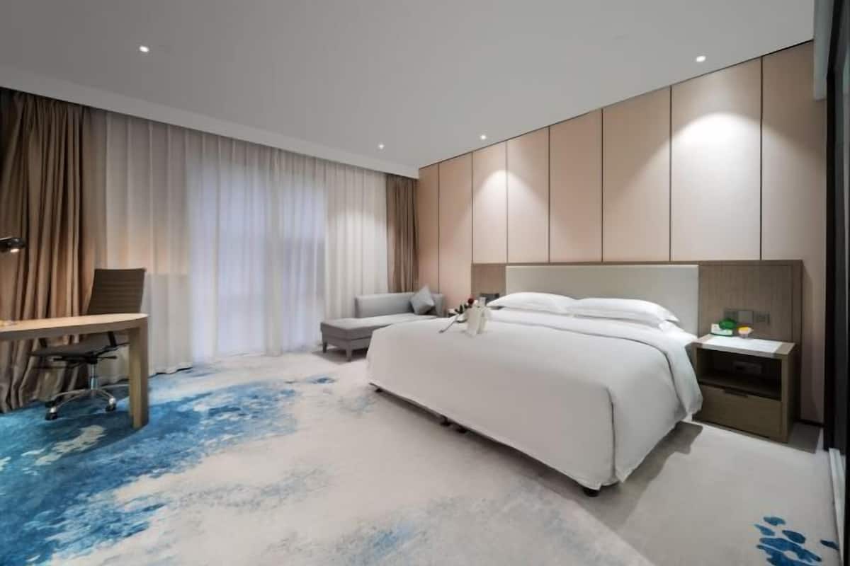 Een minibar, een kluis op de kamer