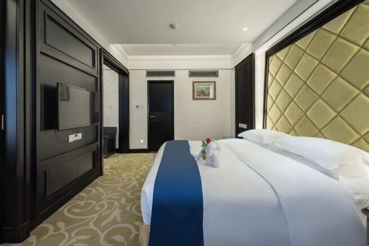Een minibar, een kluis op de kamer