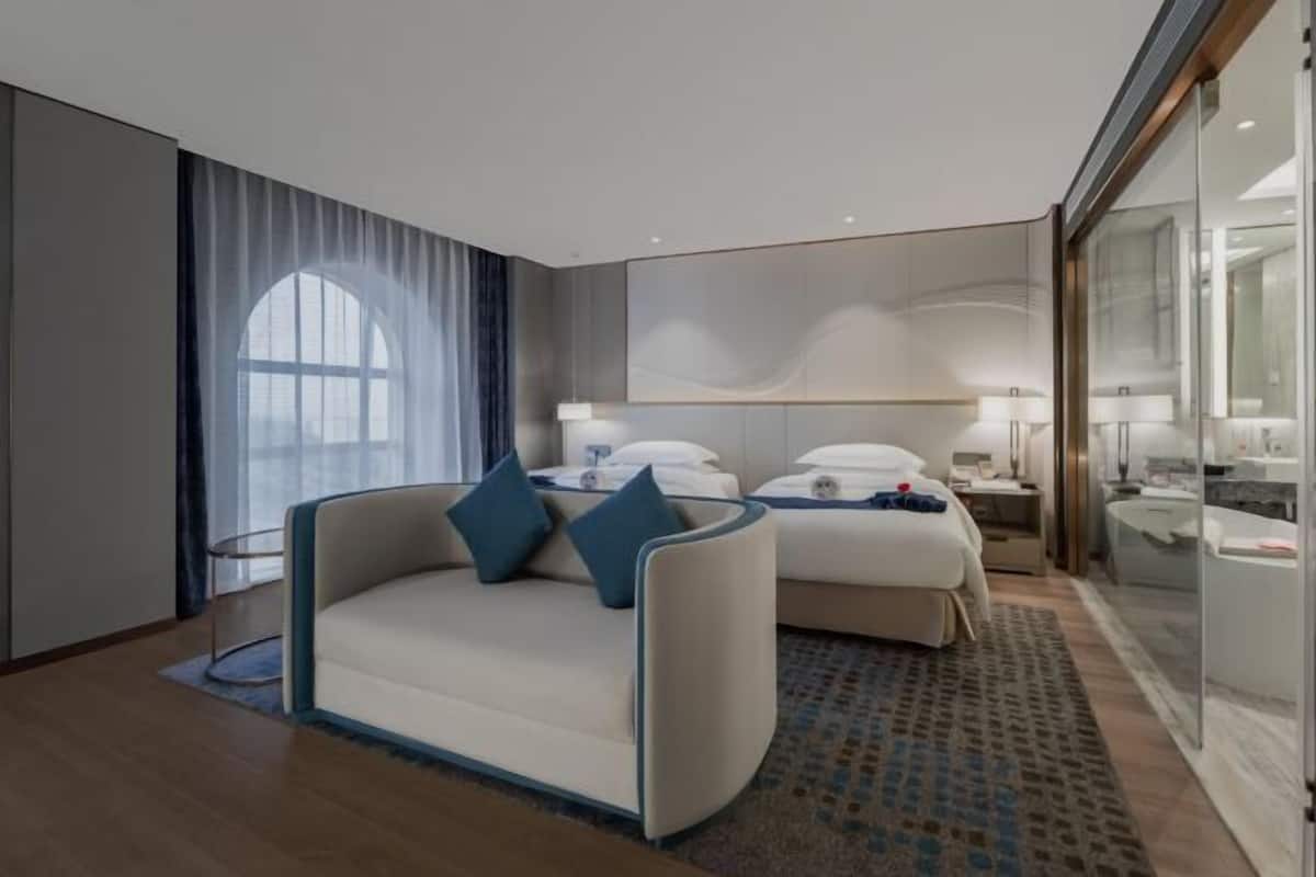 Een minibar, een kluis op de kamer