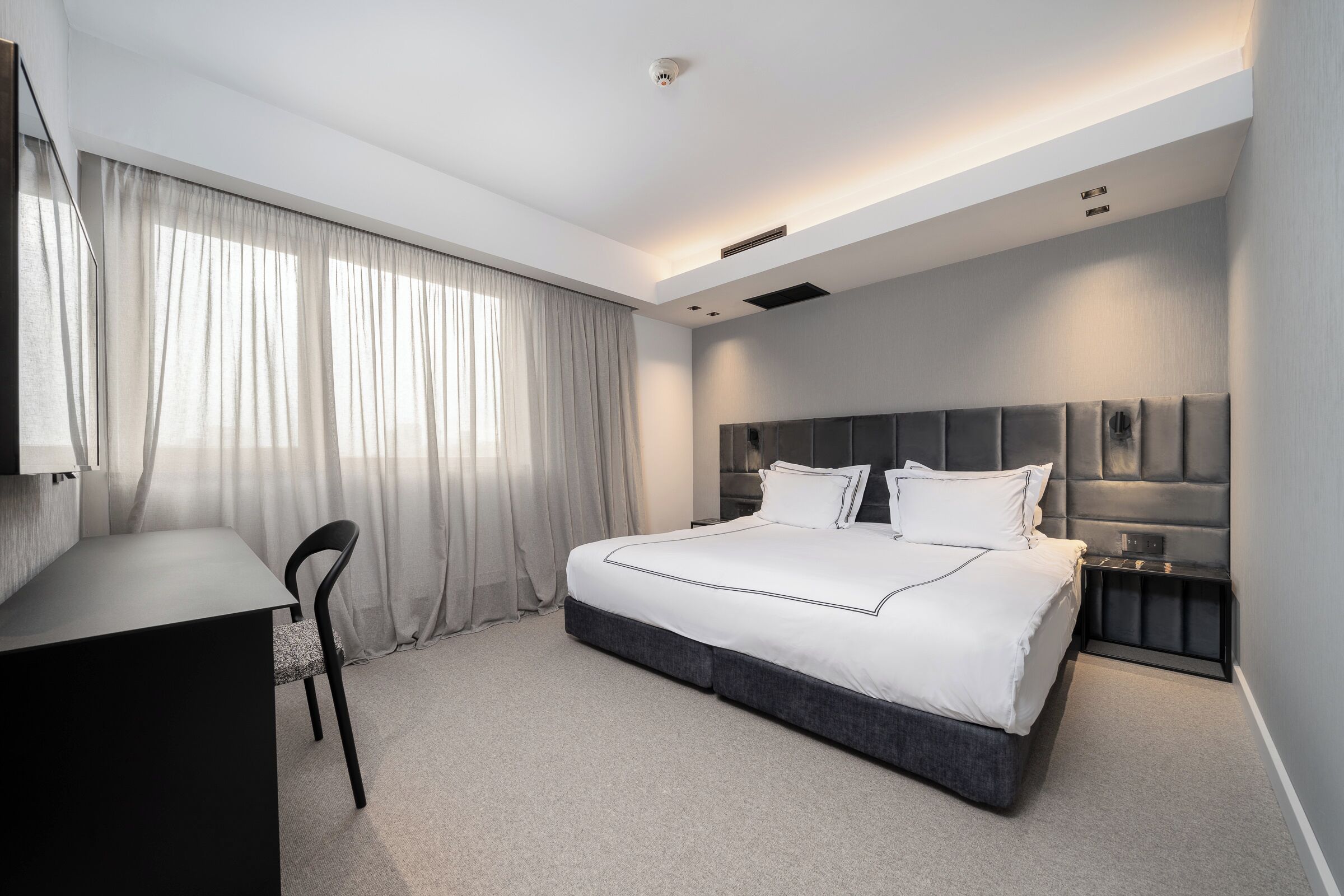 business suite, 1 king bed | minibar, in-room safe, desk, blackout curtains