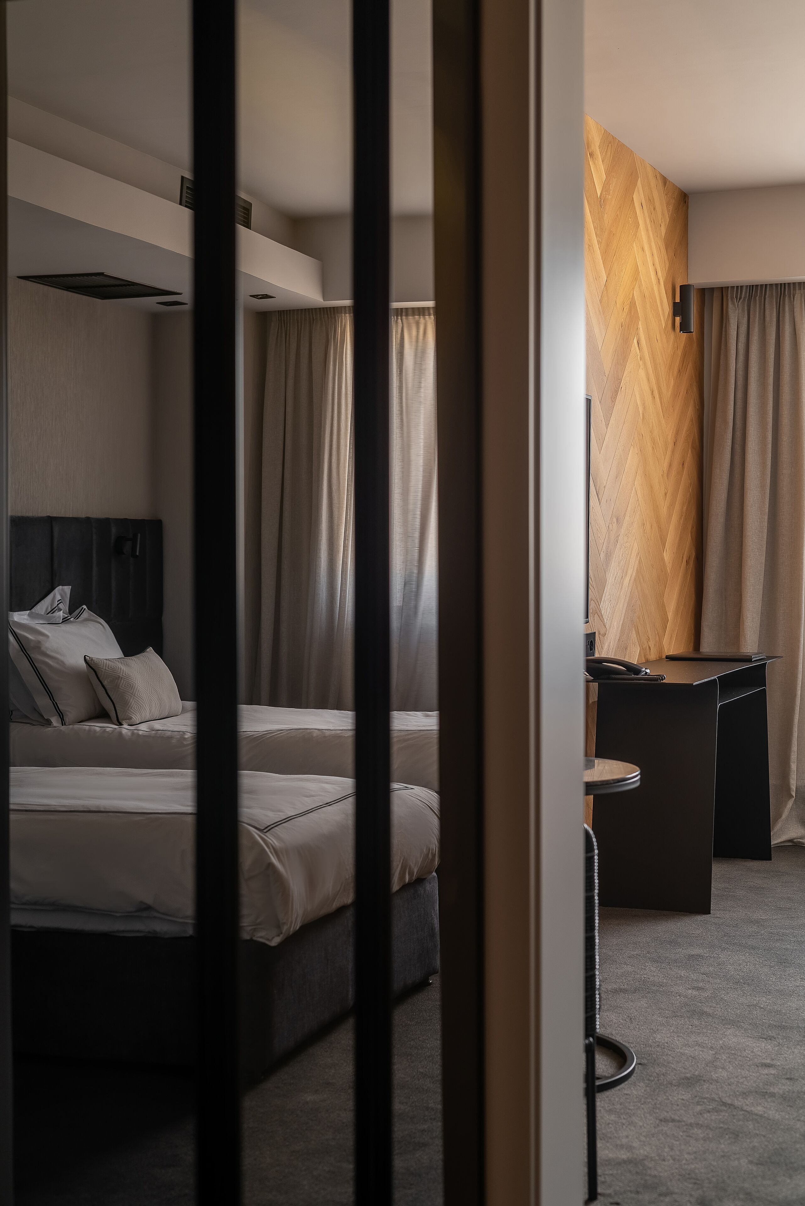 deluxe twin room | minibar, in-room safe, desk, blackout curtains