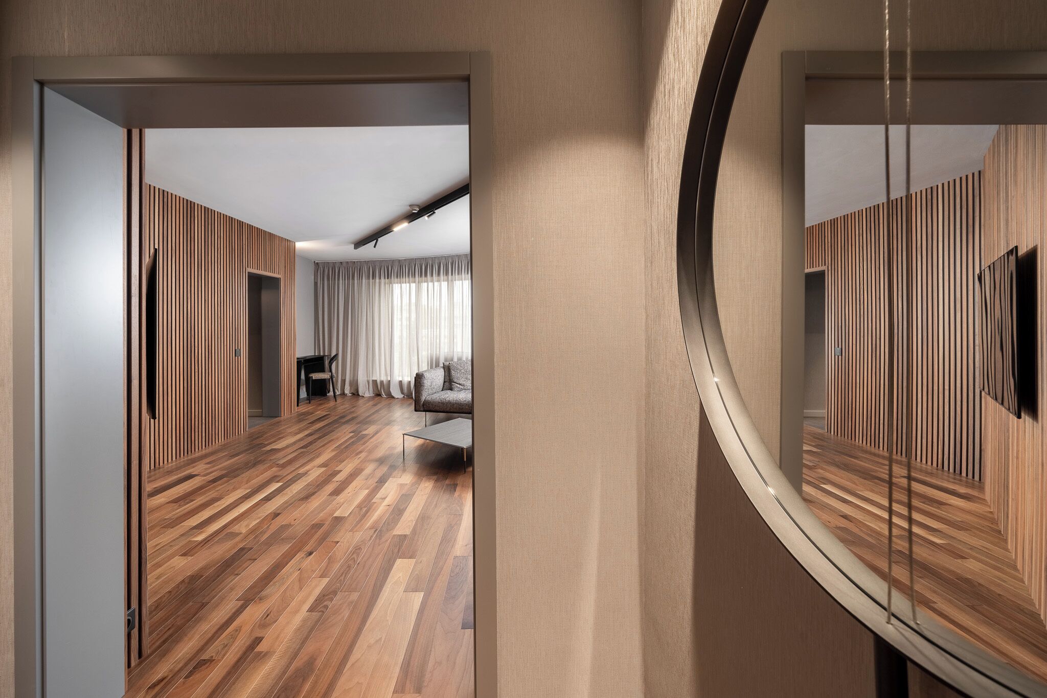 suite, 1 king bed, corner | minibar, in-room safe, desk, blackout curtains